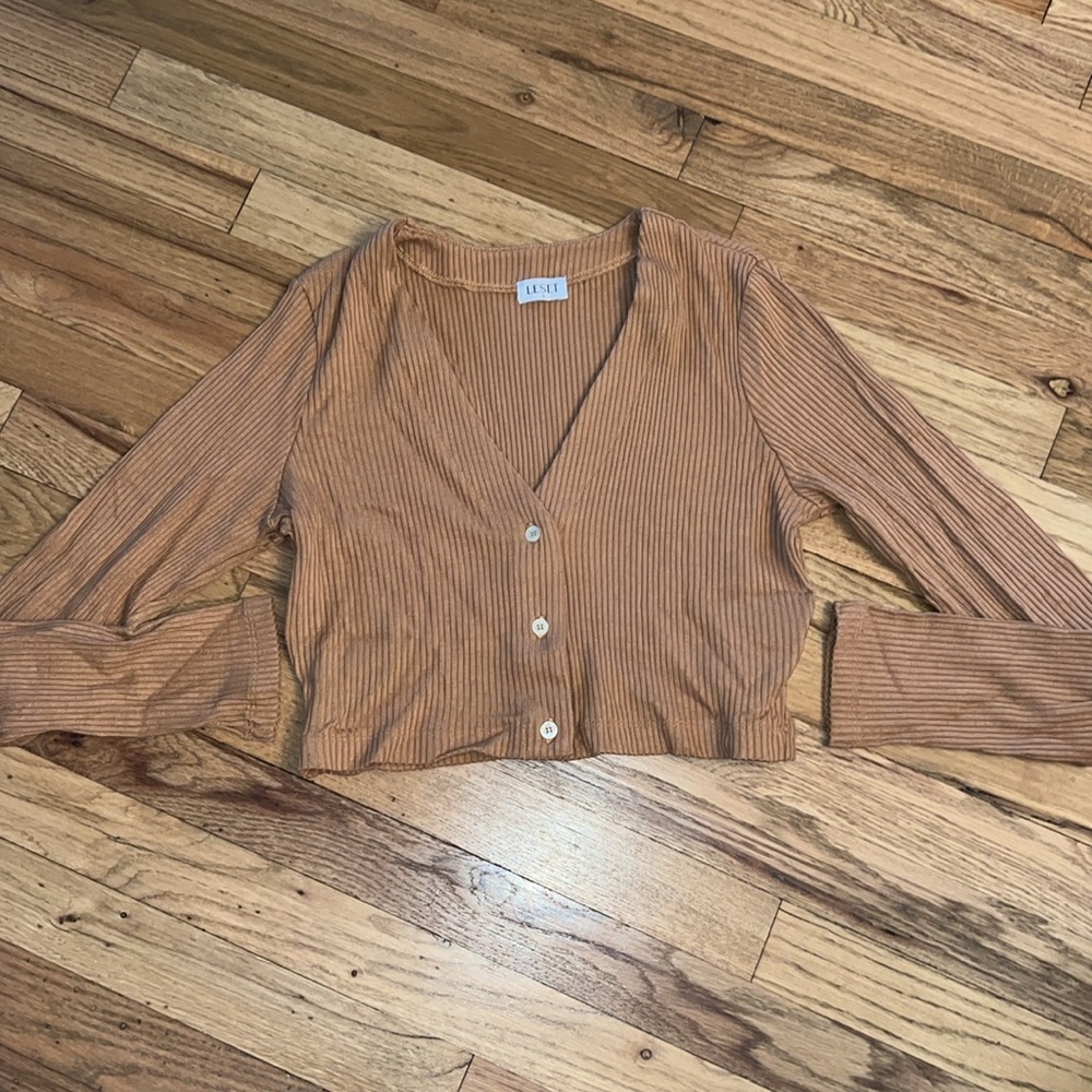 Tan Ribbed Button-Up Crop Top - Picture 4 of 10